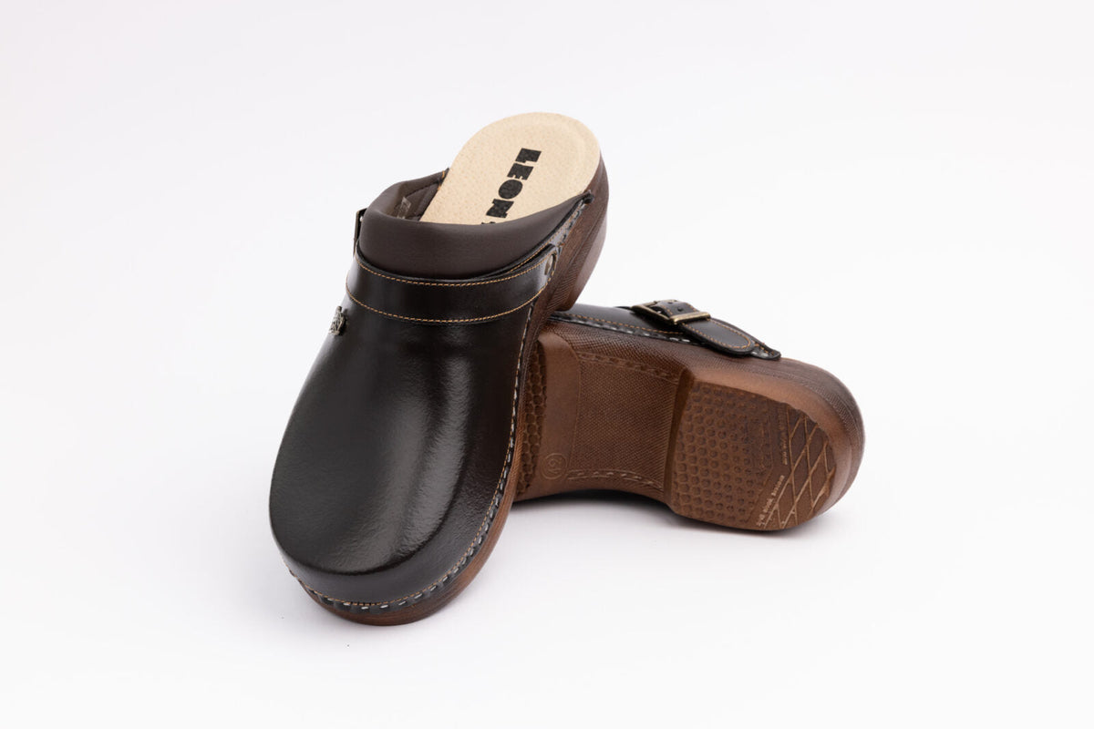 Klassiska damclogs i läder med spänne och lätt PU-sula - brun