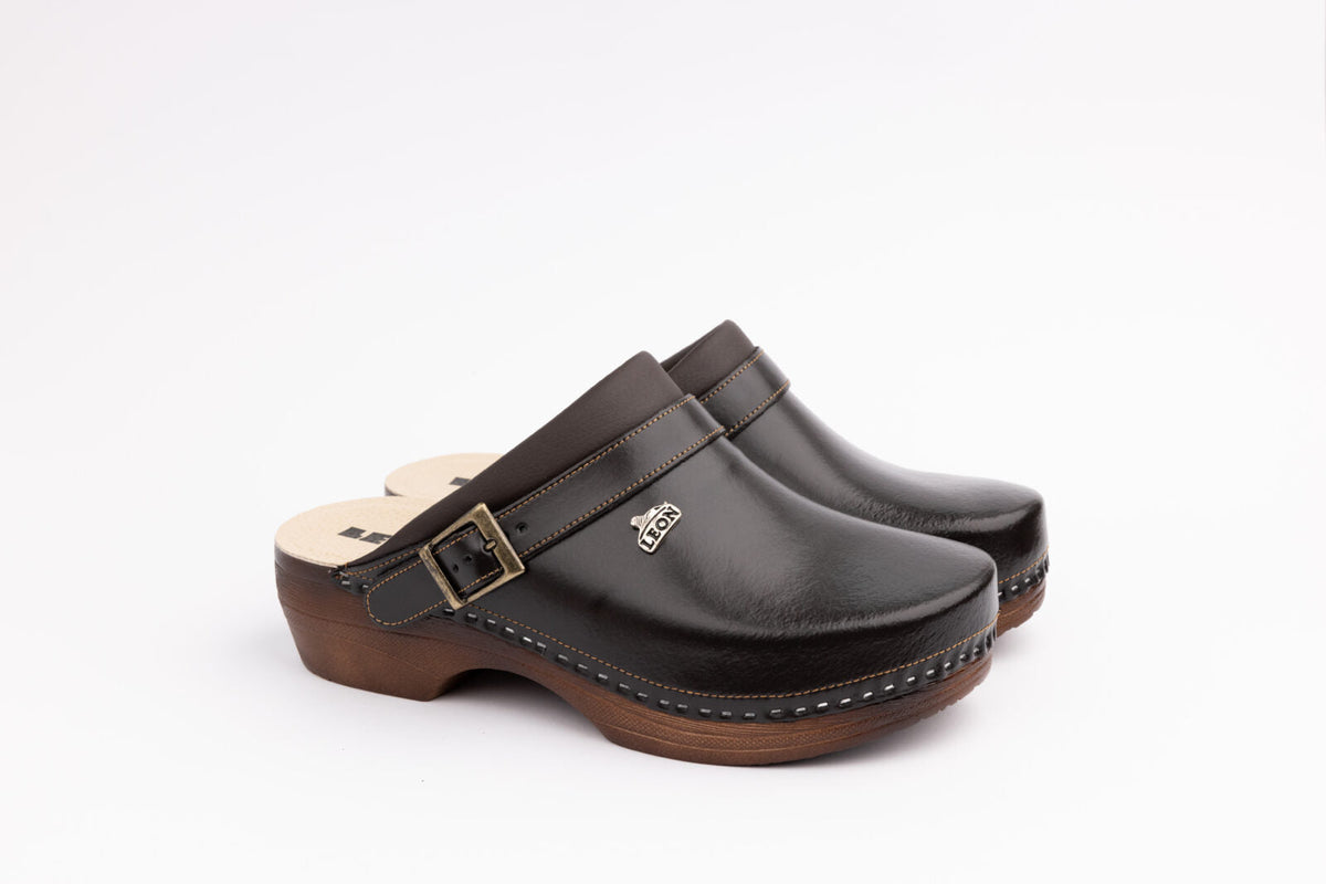 Klassiska damclogs i läder med spänne och lätt PU-sula - brun